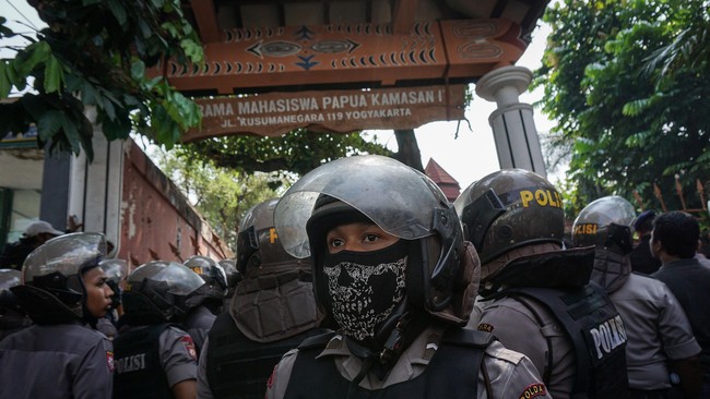 Lontaran nama-nama hewan dan kata-kata rasialis menggelegar di siang bolong. Teriakan itu dari anggota ormas yang mengepung Asrama Mahasiswa Papua.