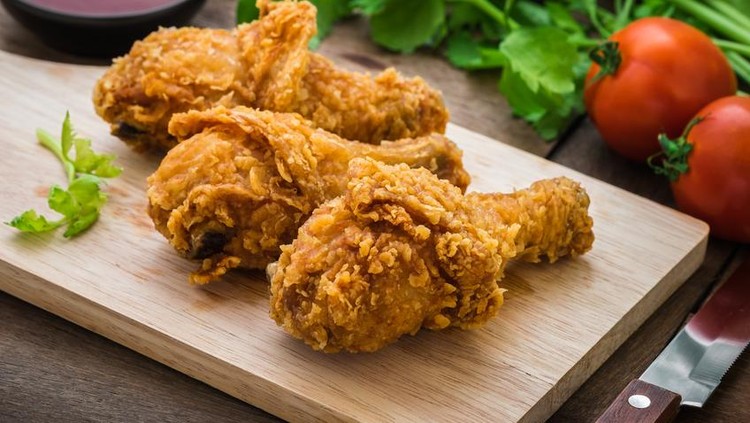 5 Tips Menggoreng Ayam Krispi Agar Keriting Menggoda Selera Ayam krispi identik dengan kulit dan tepungnya yang keriting sempurna. Simak tips menggoreng ayam agar krispi berikut ya, Bun.