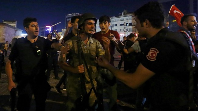 Pemerintah Turki masih terus membersihkan negaranya dari orang-orang yang dituding pendukung kudeta militer.