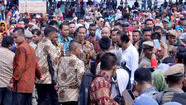 Gubernur DKI Jakarta Basuki Tjahaja Purnama dan Kapolri Jenderal Tito Karnavian ikut hadir dalam halalbihalal sekaligus syukuran ulang tahun Surya Paloh itu.