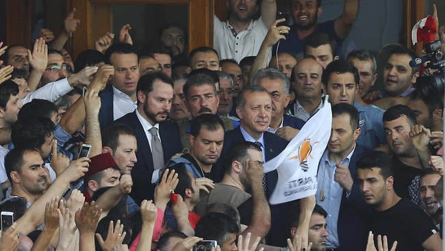 Kepolisian Turki menggerebek tiga gedung pengadilan di Istanbul setelah dirilisnya surat penangkapan 173 personel hakim terkait kudeta bulan lalu.
