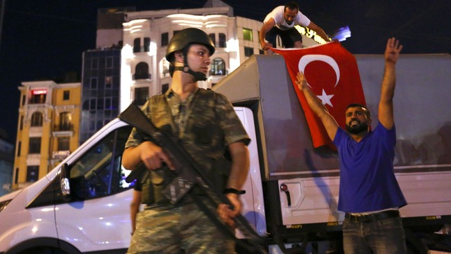 Ivan Watson memaparkan posisi militer dalam pemerintahan Turki. Sebelum kudeta, Presiden Recep Tayyip Erdogan terlihat akur dengan sejumlah komandan militer.