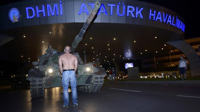 Setelah percobaan kudeta militer gagal, sejumlah penerbangan dari dan menuju bandara internasional di Istanbul yang kembali beroperasi.