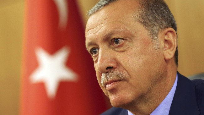 Presiden Turki Recep Tayyip Erdogan dan Perdana Menteri Irak Haider al-Abadi saling melontarkan serangan terkait pengerahan tentara Turki di Irak.