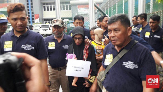 Ada 36 adegan yang diperagakan oleh Anwar dan istrinya. Adegan terdiri dari proses pertemuan Anwar bertemu dengan Ade sehari sebelum kabur.