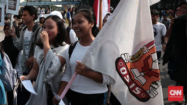 OSIS diisi oleh siswa-siswi terpilih melalui proses seleksi dengan penyampaian visi dan misi. Simak contoh visi misi OSIS. 