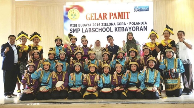 Sebanyak 25 siswa dan siswi bertanding dalam festival seni tari di Polandia. Mereka akan menampilkan tari-tarian tradisional Indonesia.