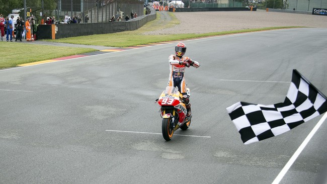 Marc Marquez mengalami kecelakaan di sesi latihan bebas ketiga GP Austria. Ia menderita dislokasi bahu kiri dan segera dilarikan ke rumah sakit.