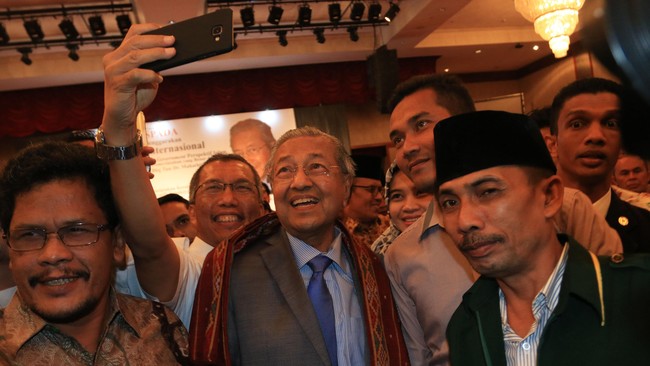 Mahathir Mohamad kembali terpilih sebagai perdana menteri Malaysia setelah koalisinya, Pakatan Harapan, memenangkan pemilihan umum mengalahkan PM Najib Razak.