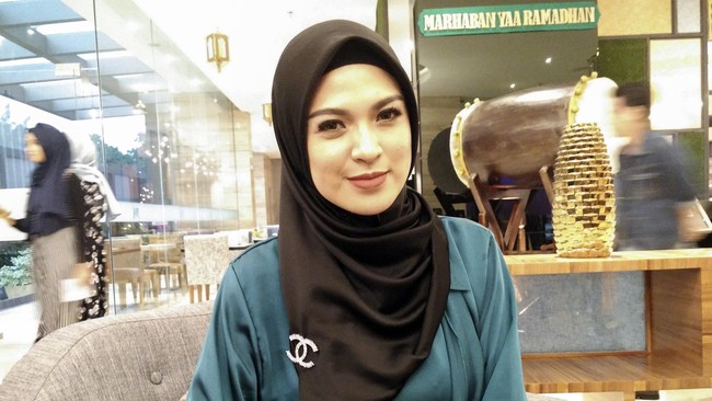 Delia bersama suaminya meminjam uang untuk keperluan pribadi namun tak kunjung dibayar setelah jangka waktu yang dijanjikan.
