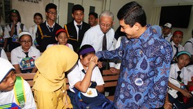 Masyarakat Hingga Pejabat Antar Anak ke Sekolah