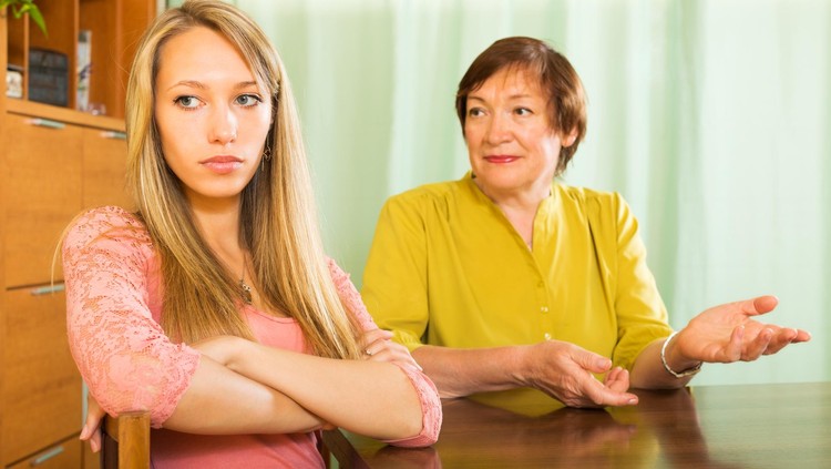 Ketika Ibu Mertua dan Menantu Perempuan 'Bersaing' Biasanya aku yang mengurus segala keperluan rumah ini, tapi tiba-tiba peran itu diambil. Sakit? Iyalah, pasti.