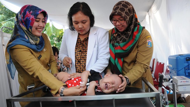 Pemerintah dan IDI diminta memberikan jaminan tertulis soal vaksin palsu untuk memberikan kepastian anak-anak yang telah diimunisasi, tak mendapatkan dampaknya.