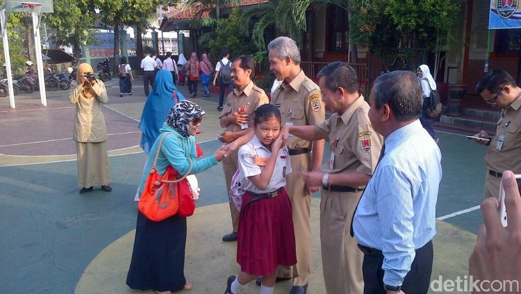 Saat anak masuk sekolah sebelum jam 08.30, katanya risiko depresi dan kecemasannya meningkat, Bun. Duh!