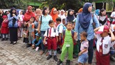 Suasana HPS di SDN Model dan Penganjuran, Banyuwangi, Senin 18 Juli 2016. Para orangtua terlihat mengantar anak-anak mereka ke sekolah. (Detikcom/Angling Adhitya P)