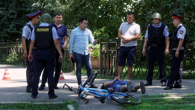 Sejumlah petugas kepolisian tewas dalam serangan oleh kelompok bersenjata tak dikenal di Almaty, Kazakhstan pada Senin (18/7).