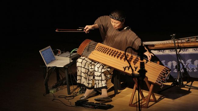 Seni tradisional mengandung nilai dan pesan baik. Agar tetap diterima, butuh bantuan teknologi. Musik tradisional Korea telah membuktikannya.