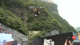 Aksi Kejuaraan Sepeda Downhill Ratusan Tangga di Bukit China