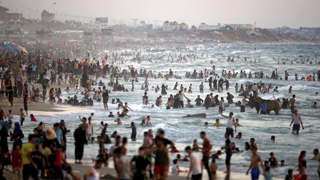 Pantai pasir putih terentang beratus-ratus meter. Cahaya matahari, dan ombak nan cantik. Siapa mengira, pemandangan indah itu ada di Jalur Gaza.