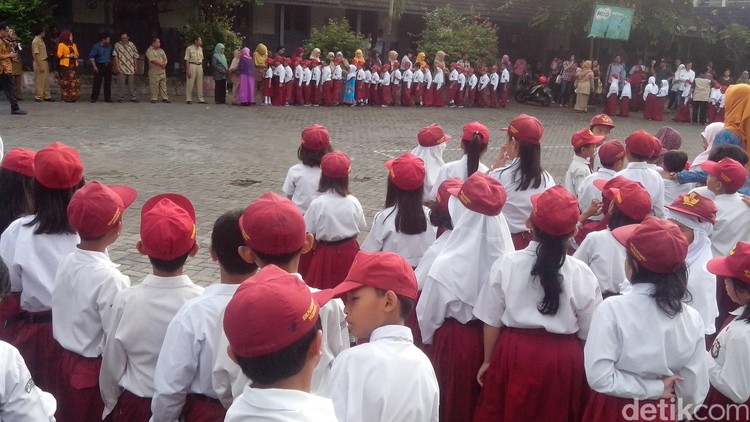 Kalau anak sering pindah-pindah sekolah, ada dampak yang bisa mereka alami nih, Bun.