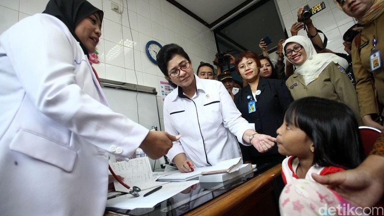 Kementerian Kesehatan (Kemenkes) melakukan vaksin ulang kepada sejumlah anak di empat lokasi di Jakarta dan Bekasi. Salah satu yang menjadi lokasi vaksin ulang adalah RSU Ciracas. Menteri Kesehatan Nila Moeloek turut hadir dalam pelaksanaan vaksin ulang tersebut.