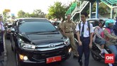 Gubernur Jawa Tengah Ganjar Pranowo mengantar putranya saat HPS ke SMP Negeri 2 Semarang, Jawa Tengah. Ganjar mendukung program Menteri Anies yang mengimbau kepala daerah membolehkan PNS mengantar anak. (CNN Indonesia/Damar Sinuko)