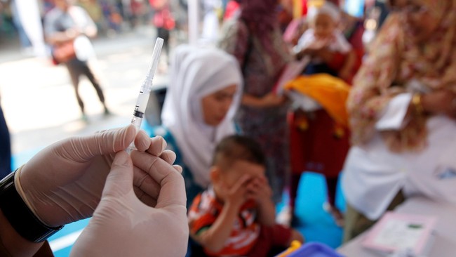 Menteri Nila Moeloek memastikan hukuman hanya diberikan kepada dokter ataupun perawat yang terbukti terlibat dalam proses penyebaran vaksin palsu.