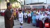 Wali Kota Semarang, Jawa Tengah, Hendrar Prihadi menyapa murid SD dan orang tua di SD Wiroto 1-2 Semarang. Wali Kota sekaligus mengingatkan tidak ada perpeloncoan di sekolah sesuai Permendikbud Nomor 18/2016. (CNN Indonesia/Damar Sinuko)