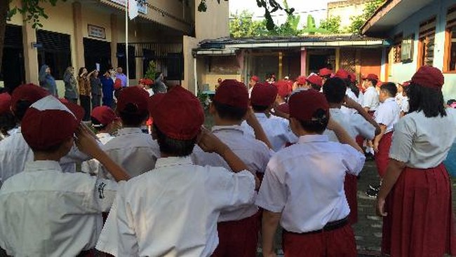 Murid-murid, baik yang baru maupun lama memberikan penghormatan pada sang merah putih. Selanjutnya kepala sekolah memperkenalkan murid-murid yang baru dan para guru, terutama wali-wali kelas. Tak lupa orangtua yang menunggu di luar halaman sekolah, disapa dengan ramah.