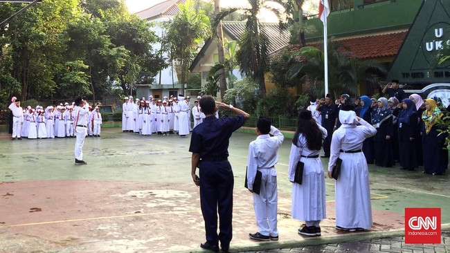 Menurut Kepala SD 01 Bangka, siswa kelas 6 dilibatkan dalam pengenalan sekolah dengan tetap berada dalam pengawasan para pengajar.