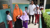 Wakil Gubernur Jawa Timur Saifullah Yusuf (kedua kanan) mengantarkan anaknya, M. Farellino Ramadhan (kanan), saat HPS di SD Al-Hikmah Surabaya, Senin (18/7). (ANTARA FOTO/M Risyal Hidayat)