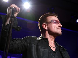 Bono U2 Surati Presiden Korsel untuk Bantu Persediaan Medis Irlandia