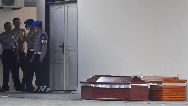 Santoso, pemimpin kelompok teroris Mujahidin Indonesia Timur tewas di Poso setelah ditembak personel Satgas Operasi Tinombala di bagian perut dan punggung.