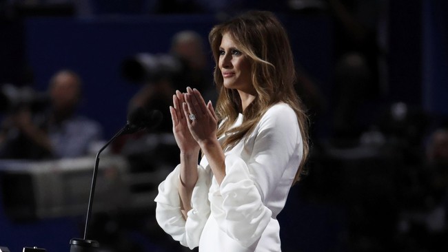 Foto bugil Melania Trump ketika masih menjadi model dianggap bukan hal memalukan dan malah akan mendongkrak suara untuk Trump dari kelompok LGBT.