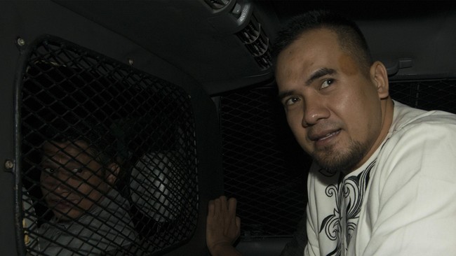 Hakim Tinggi Pengadilan Tinggi Bandung Karel Tuppu menghindari pertanyaan wartawan sambil berlari, usai diperiksa KPK terkait dengan kasus dugaan suap.