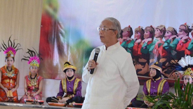 Rombongan misi budaya dari SMP Labschool Kebayoran Jakarta dilepas oleh penasihat Labschool sekaligus Ketua Harian UNESCO, bapak Arif Rahman Hakim.