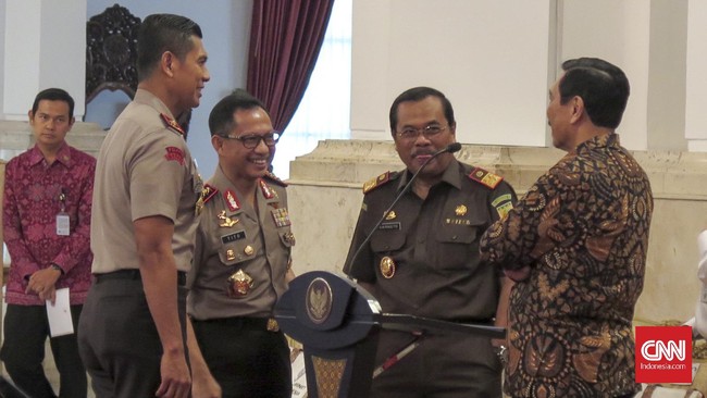 Kapolda Sulteng merupakan salah satu perwira tinggi yang paling sibuk di Istana pasca Santoso tewas. Ia terlibat pembicaraan dengan sejumlah pejabat tinggi.