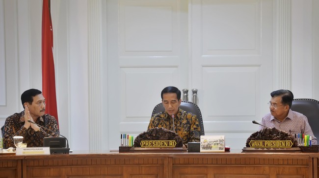 Aksi saling tuding para menteri atas beberapa insiden di lapangan membuat Jokowi memutuskan untuk mengganti sejumlah menteri.