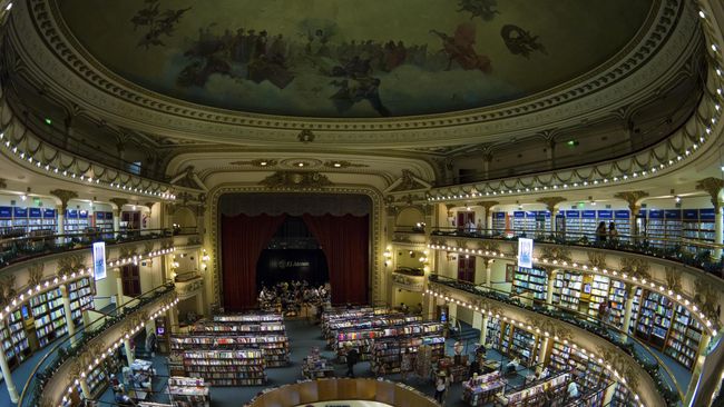 Sebuah teater megah dan mewah berusia lebih dari 100 tahun di Argentina, diubah menjadi sebuah toko buku raksasa yang menakjubkan.