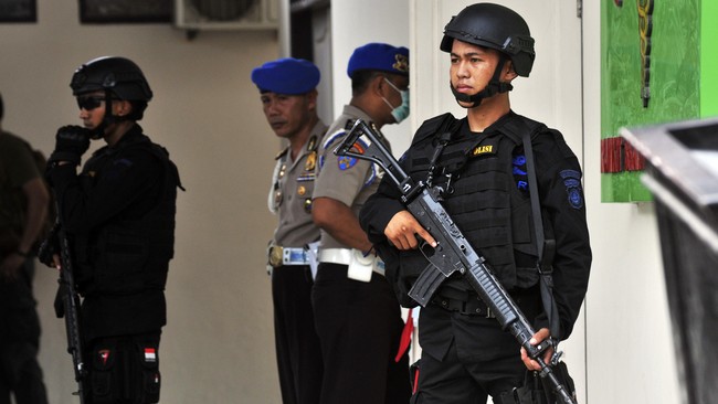 Hasil identifikasi menunjukkan ciri-ciri bentuk muka bulat, rambut keriting dengan tanda khusus berupa dua tato gambar perempuan di bagian punggung.