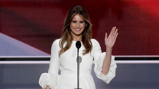 Wajah dan penampakan seksi Melania Trump saat ini dianggap sebagai hasil dari operasi plastik. Namun Melania membantahnya.