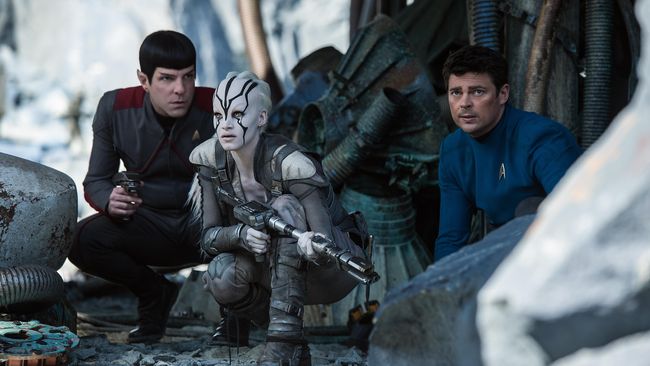 Di tengah misinya untuk kembali mencari planet baru, kapal USS Enterprise diserang 'lebah' luar angkasa. Awaknya pun tercerai-berai.