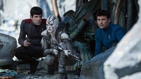 Kala Misi 'Star Trek Beyond' Tercerai-berai oleh 'Lebah'