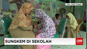 Doa Dan Sungkeman Warnai Hari Pertama Sekolah