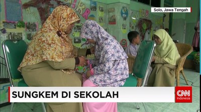 img-title Doa Dan Sungkeman Warnai Hari Pertama Sekolah
