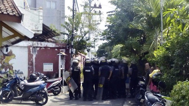 Kericuhan berawal saat Camat Tambaksari membawa sejumlah anggota satpol PP bersama polisi mendatangi asrama tersebut untuk melakukan operasi kependudukan.