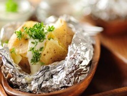6 Tips Menggunakan Aluminium Foil untuk Makanan agar Tidak Berbahaya