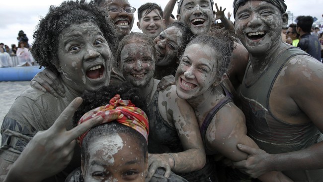 Serunya Mandi Lumpur di Boryeong Mud Festival Korea Selatan