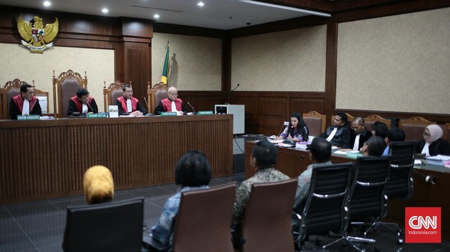 Damayanti menyebutkan bahwa Alamuddin ikut dalam pertemuan di kamar 621. Pertemuan di kamar dilakukan sebelum kumpul di kafe hotel.