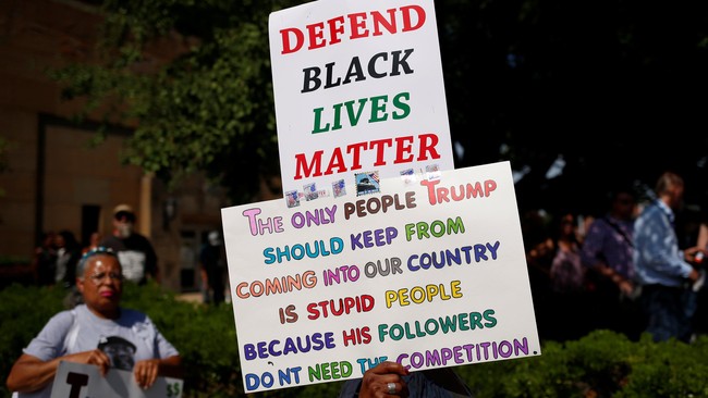 Donald Trump menyalahkan gerakan kulit hitam 'Black Lives Matter' atas kasus penembakan menargetkan petugas kepolisian yang marak belakangan ini di AS.
